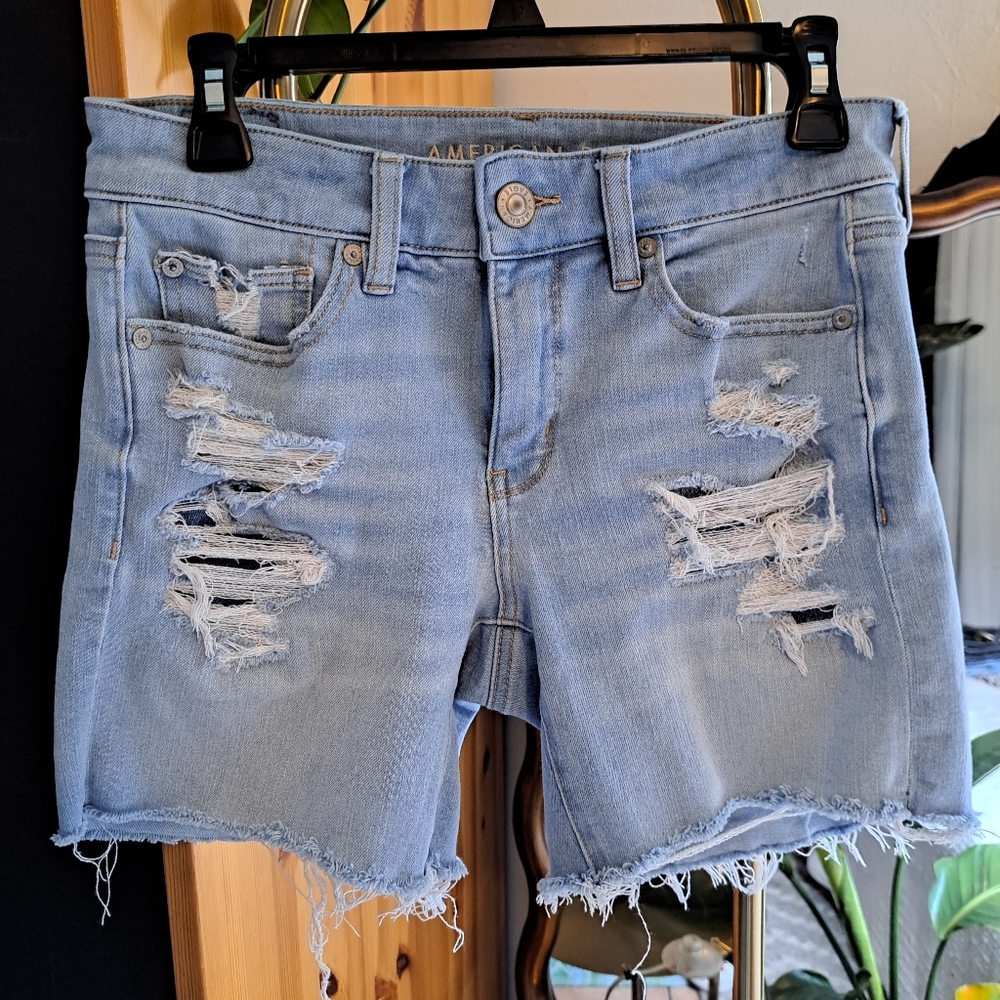American Eagle Women's denim light blue Shorts/ Size: 6